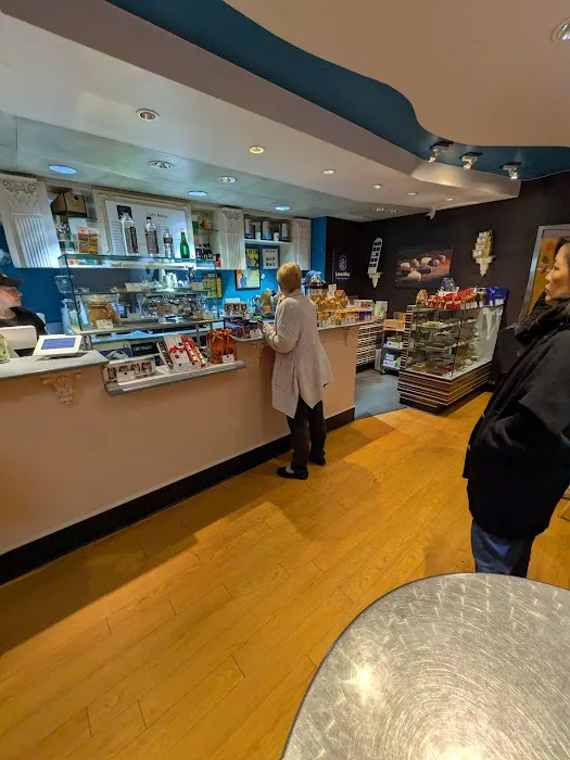 Manon Cafe Leonidas Picture 10