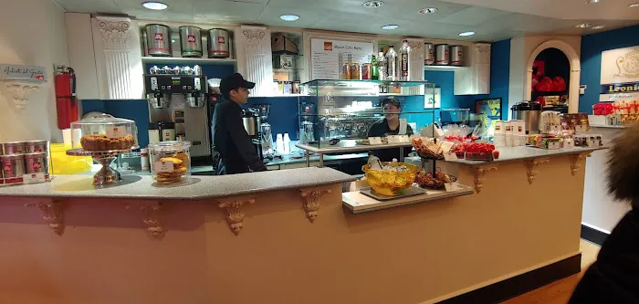 Manon Cafe Leonidas Picture 5
