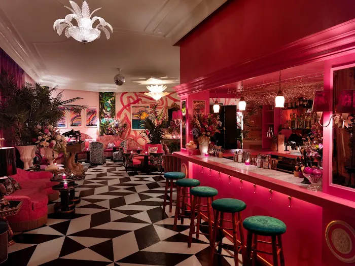 Paul's Cocktail Lounge Picture 6