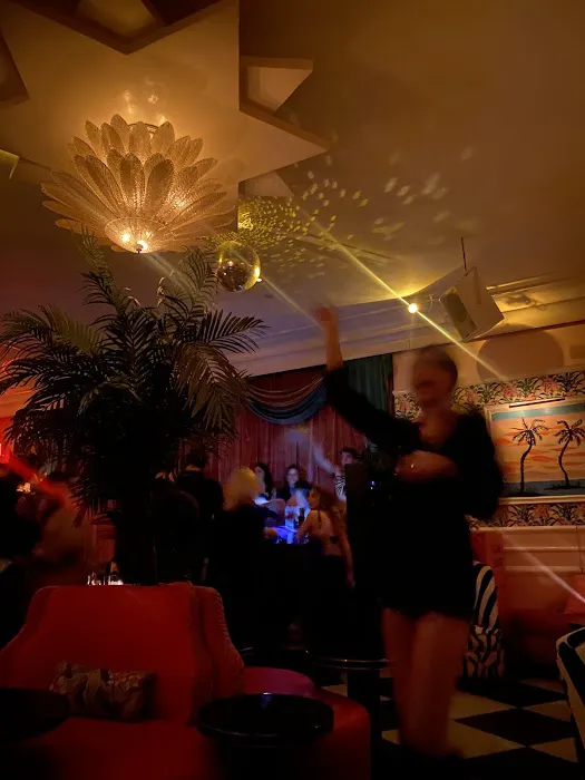 Paul's Cocktail Lounge Picture 3