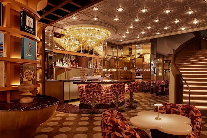 Red Room Bar Picture 5