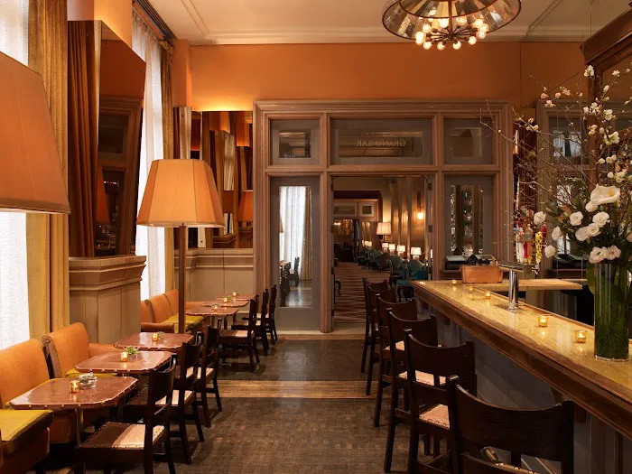 Grand Bar & Salon Picture 2