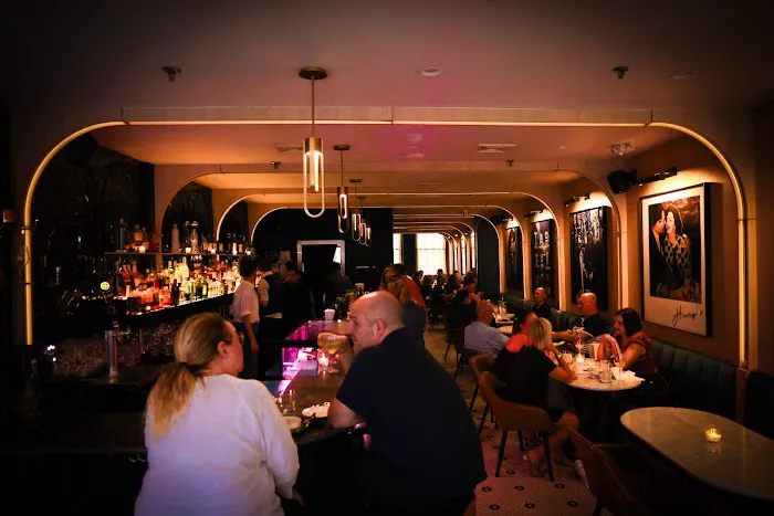 Harry's Side Bar Picture 8