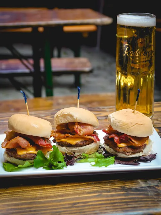 Beckett's Sports Bar Picture 3