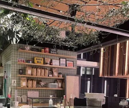 Georgieu2019s Cafe & Bar