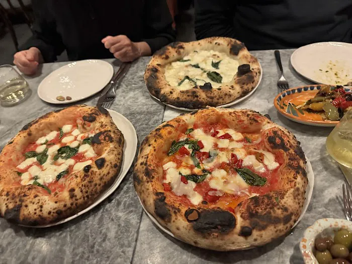 Una Pizza Napoletana Picture 1