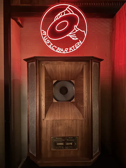 Music Bar at EN (Vinyl Record Bar ) Picture 4