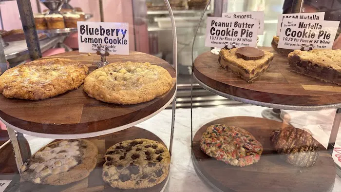 Posh Pop Bakeshop Picture 1