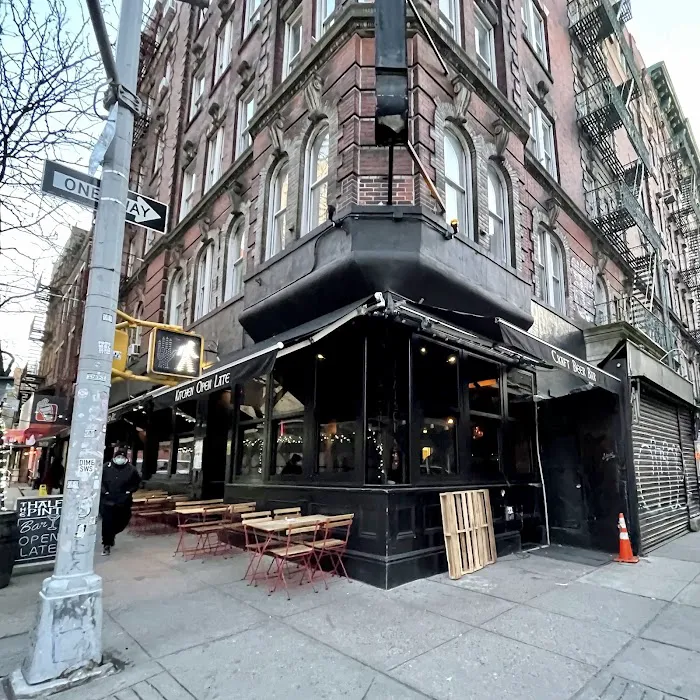 The Half Pint / Ernie's Bar Picture 7