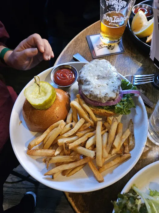 The Half Pint / Ernie's Bar Picture 2