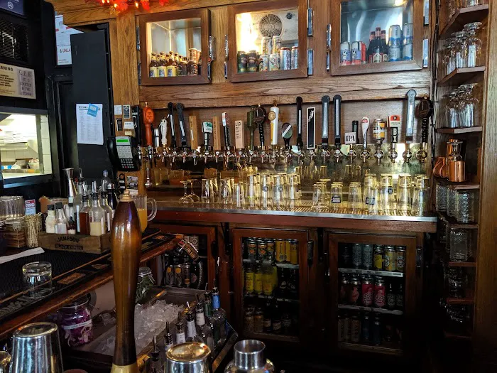 The Half Pint / Ernie's Bar Picture 5
