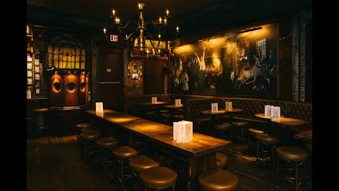 Swift Hibernian Lounge Picture 7