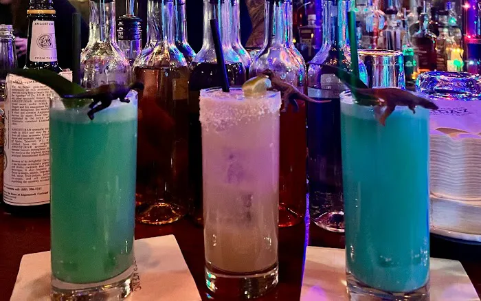 Holiday Cocktail Lounge Picture 7