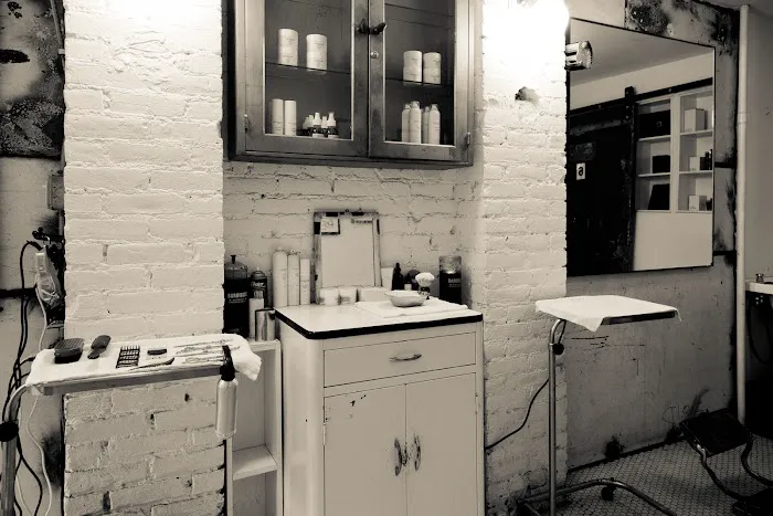 Blind Barber Picture 9