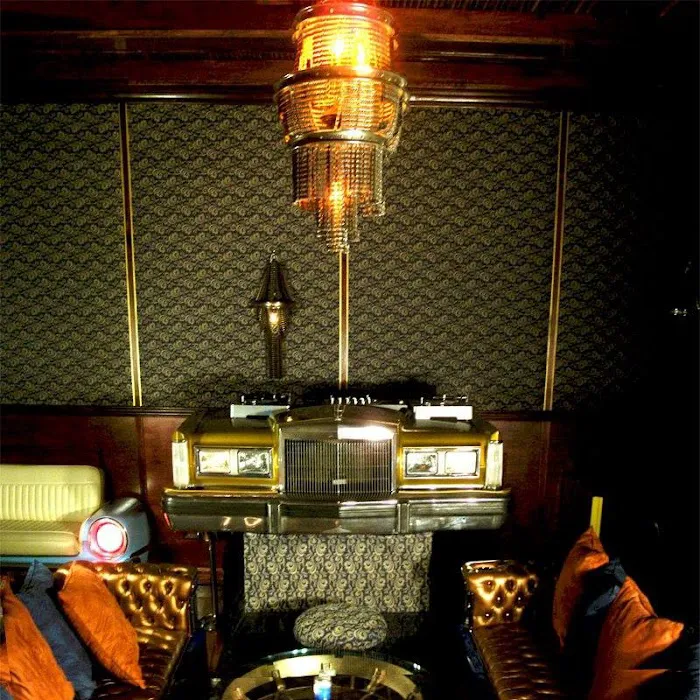 ReVision Lounge and Gallery Picture 9