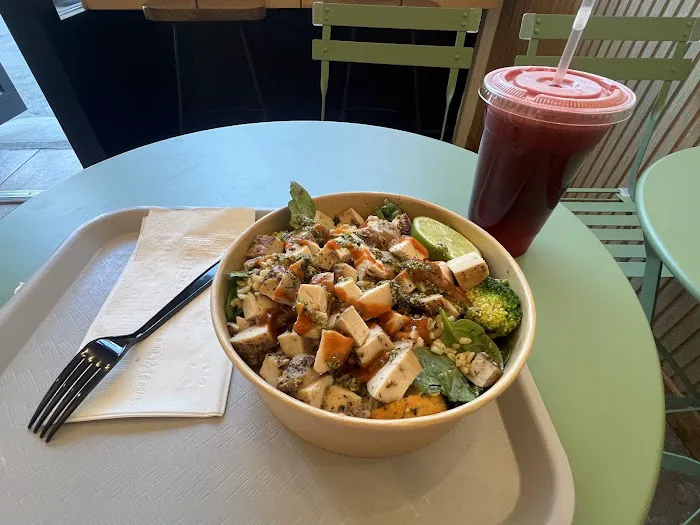 Mrs Green Salad&Juice Picture 1