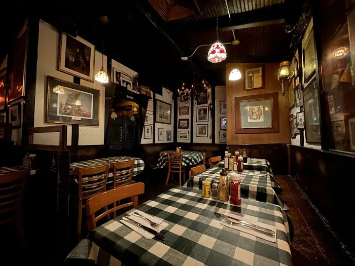 Molly's Shebeen Bar + Restaurant Picture 1