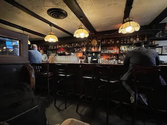 Molly's Shebeen Bar + Restaurant Picture 5
