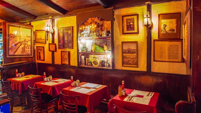 Molly's Shebeen Bar + Restaurant Picture 4