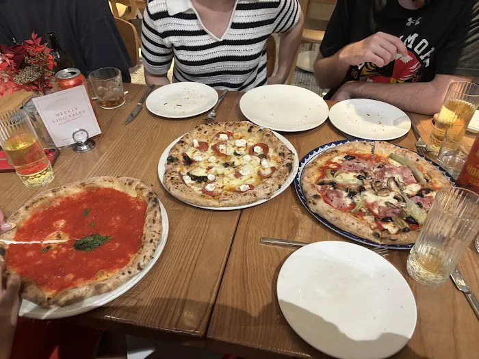 La Pizza & La Pasta Picture 7
