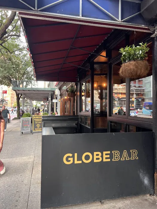 The Globe Bar Picture 5