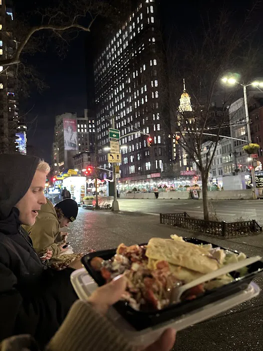 Pasha's Halal Food (cart) Picture 5