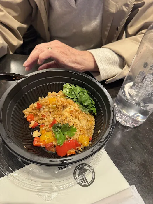E.A.K. RAMEN by MACHIDA SHOTEN Moynihan Train Hall Picture 9
