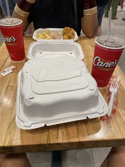 Raising Cane's Chicken Fingers Picture 5