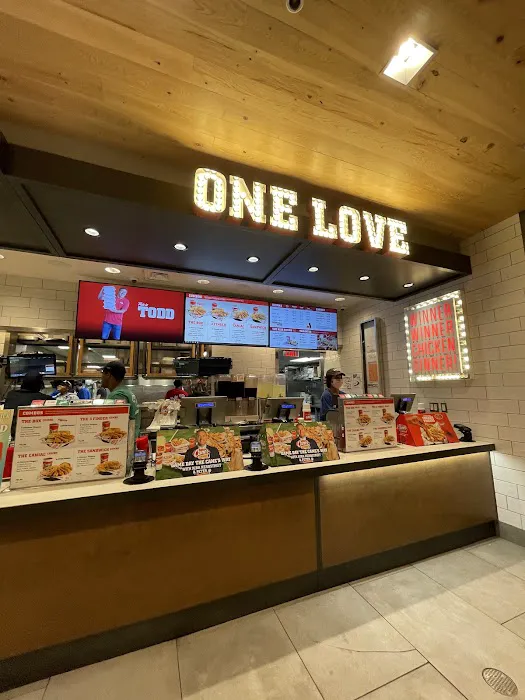 Raising Cane's Chicken Fingers Picture 9