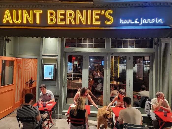 Aunt Bernie's Bar and Jardin Picture 10