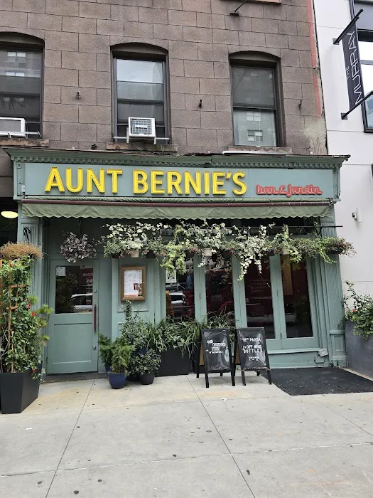 Aunt Bernie's Bar and Jardin Picture 2