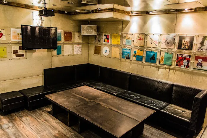 Turntable LP Bar & Karaoke Picture 7