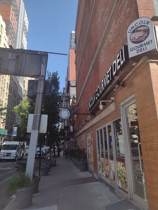 Lincoln Gourmet Deli Picture 3