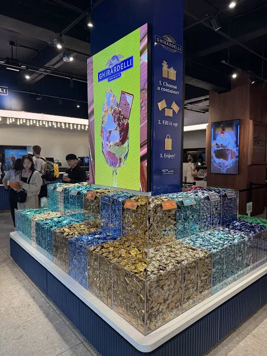 Ghirardelli Chocolate & Ice Cream Shop Picture 10