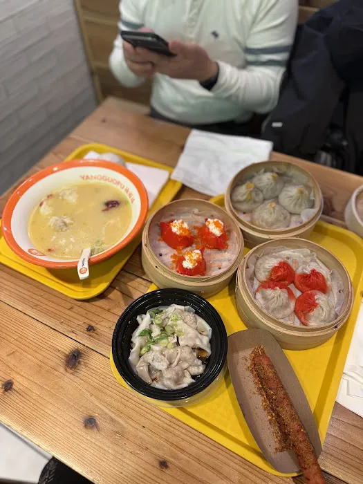 Ling Long Soup Dumplings 玲珑小笼包 Picture 2