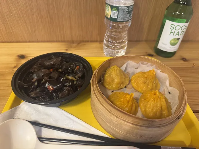 Ling Long Soup Dumplings 玲珑小笼包 Picture 4