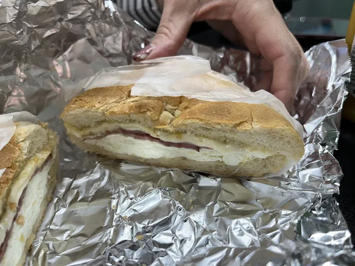 HELL'S KITCHENETTE GOURMET DELI Picture 2