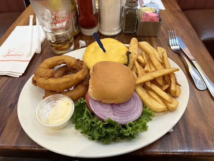 Junior's Restaurant & Bakery Picture 9