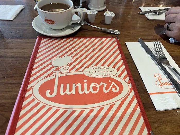 Junior's Restaurant & Bakery Picture 8