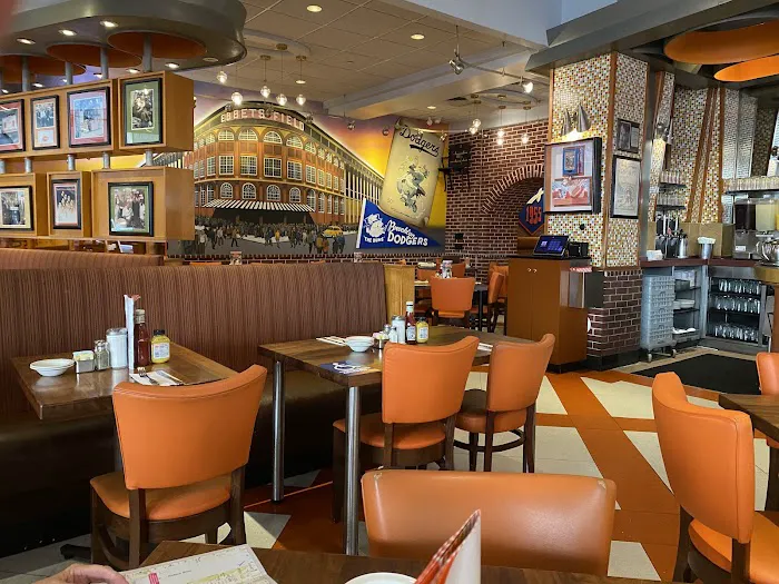 Junior's Restaurant & Bakery Picture 3