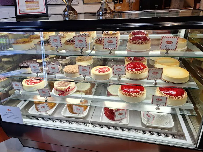 Junior's Restaurant & Bakery Picture 2