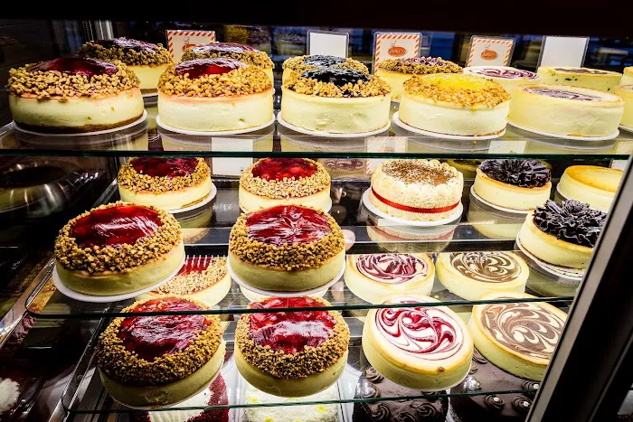 Junior's Restaurant & Bakery Picture 5