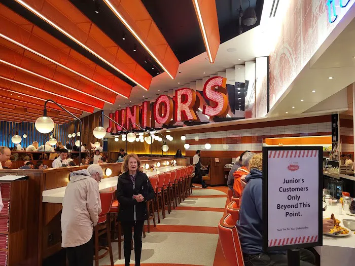 Junior's Restaurant & Bakery Picture 7