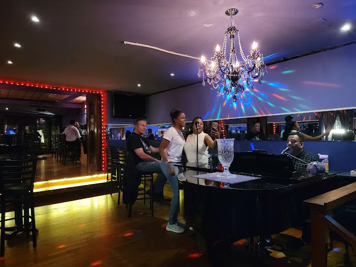 Uncle Charlie’s Piano Lounge Picture 6