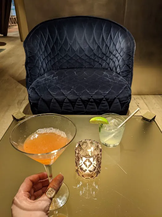 LeGrande Lounge Picture 9