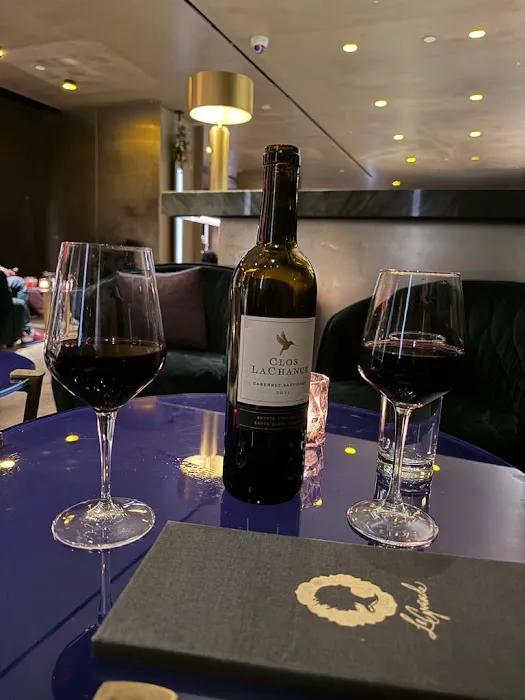 LeGrande Lounge Picture 7