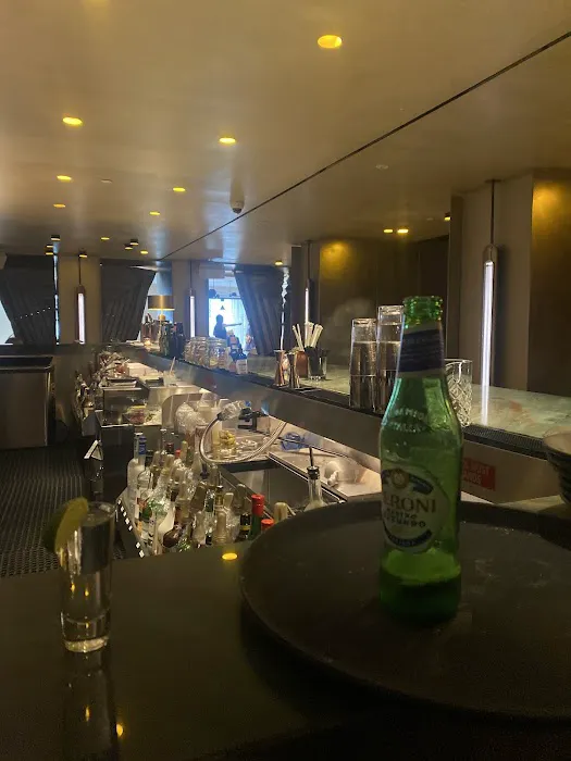 LeGrande Lounge Picture 6