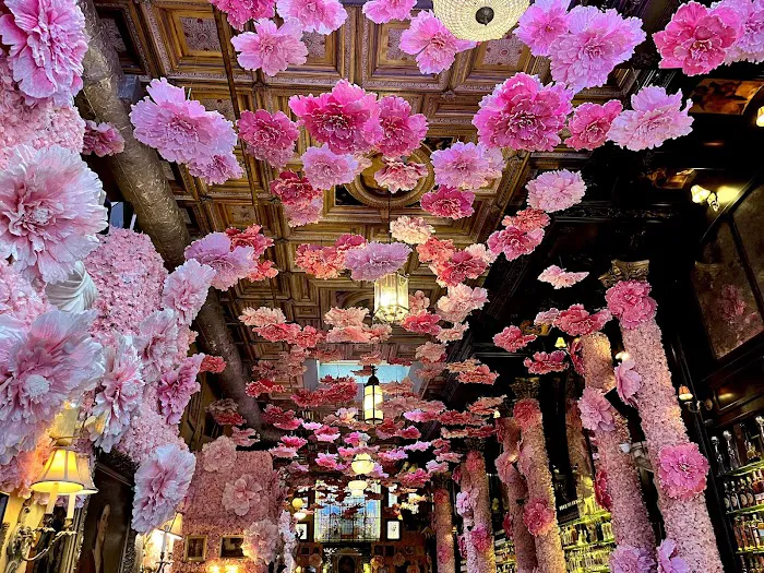 Lillie's Victorian Establishment Picture 5