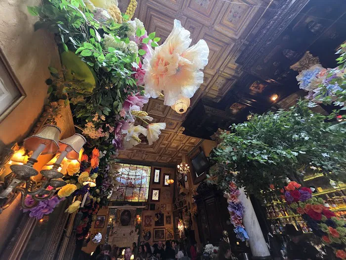 Lillie's Victorian Establishment Picture 6