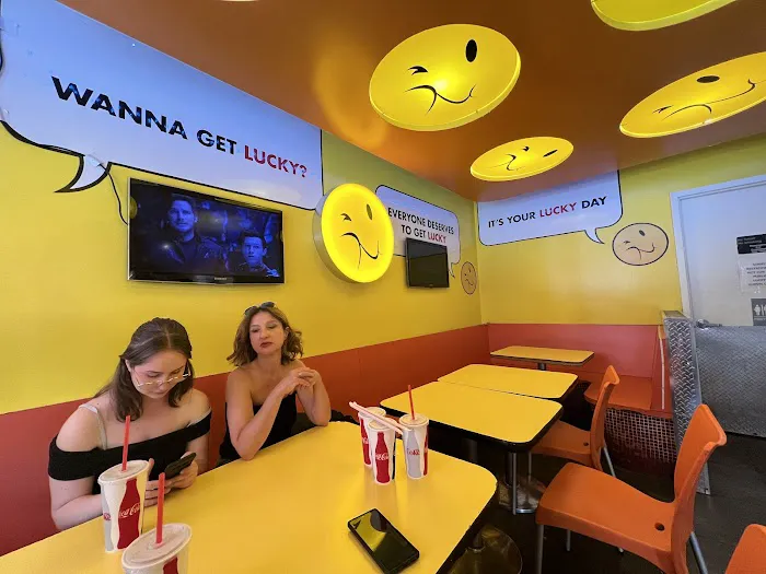 Lucky's Famous Burgers Picture 8